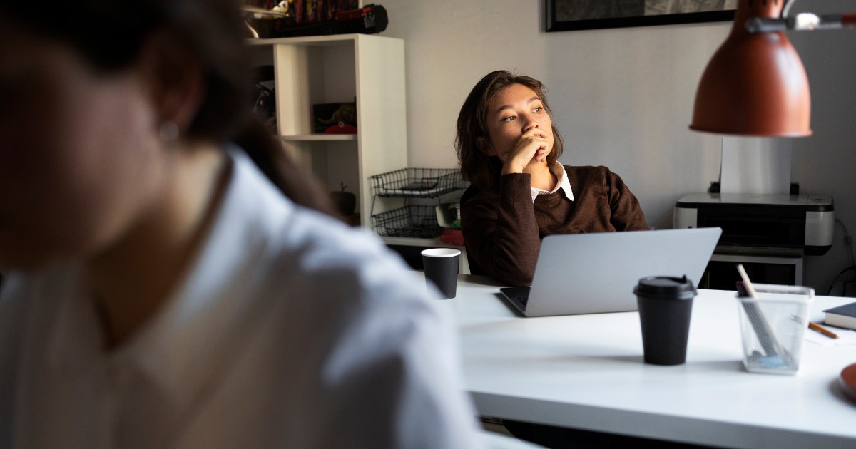 Empresas serão responsáveis por saúde mental no trabalho a partir de maio