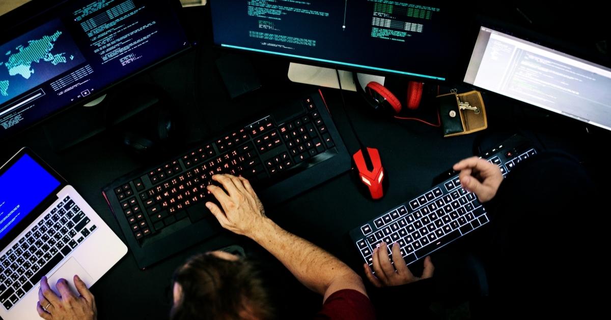 Hacker é uma das 10 profissões mais pesquisadas por brasileiros; saiba