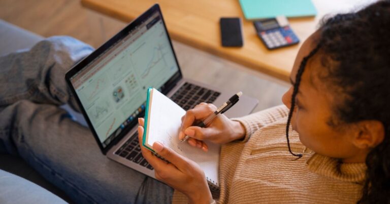 Pessoas com alto nível de alfabetização têm mais facilidade no mundo digital