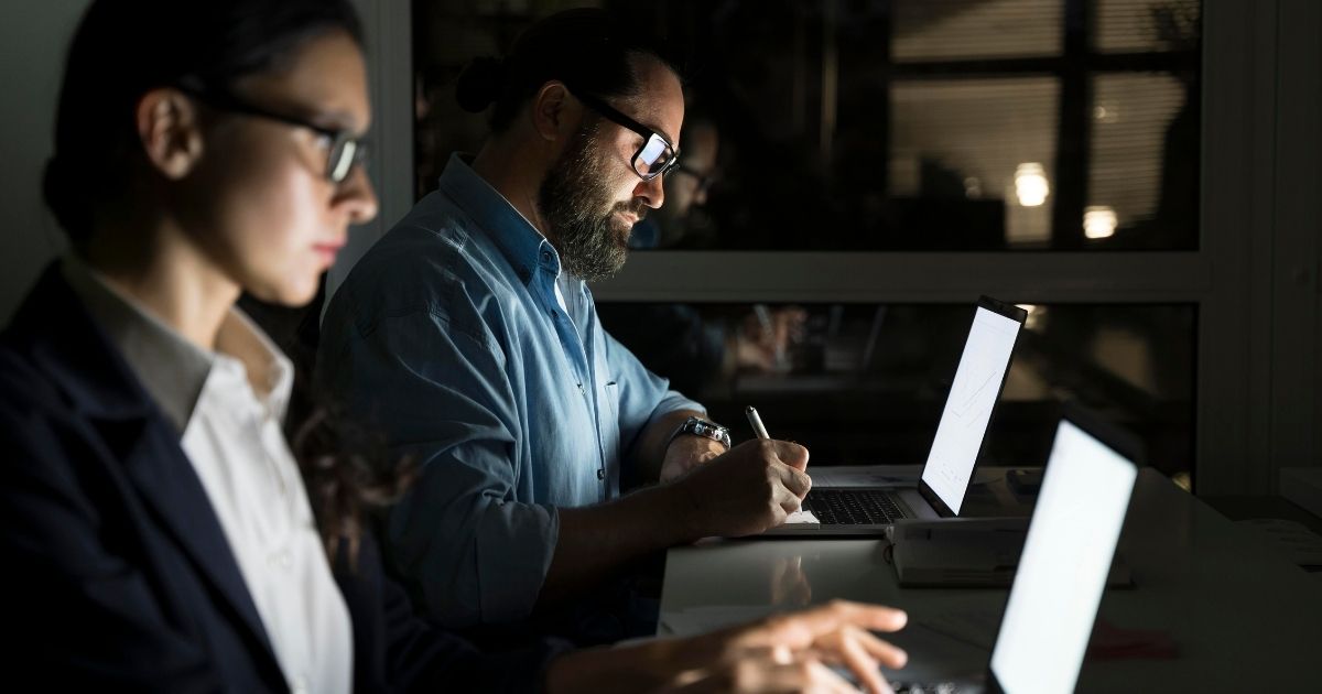 Uso de IA no trabalho por brasileiros supera média global, mas preparo é falho