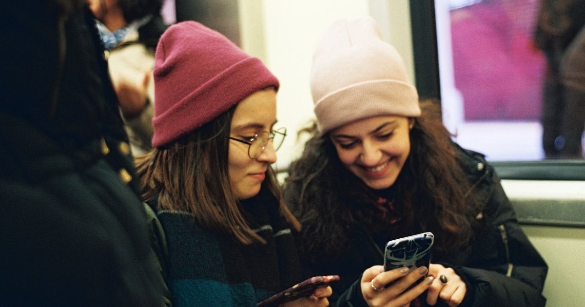 Chatbots como ChatGPT viram fonte de notícias entre os jovens