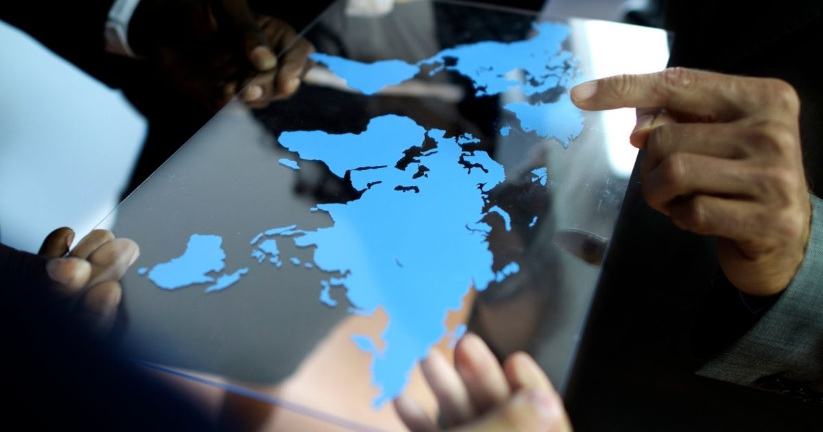 Mundo se divide entre potências e periferia na disputa por IA