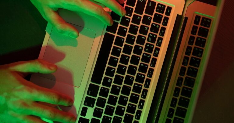 Golpes virtuais estão cada vez mais sofisticados com ajuda da IA