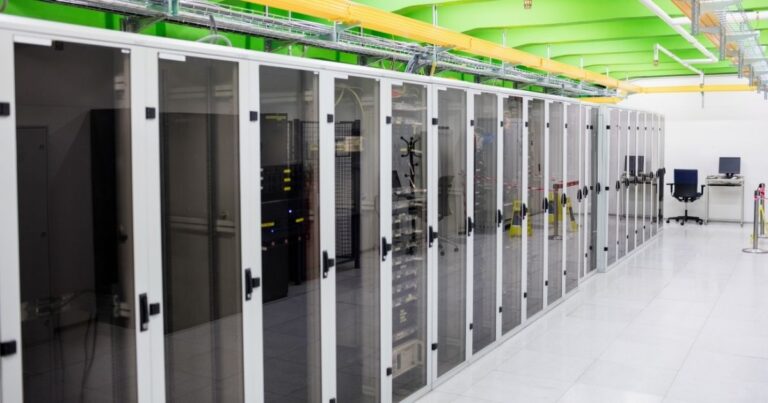 Data centers de IA causam impacto consumindo recursos onde se instalam
