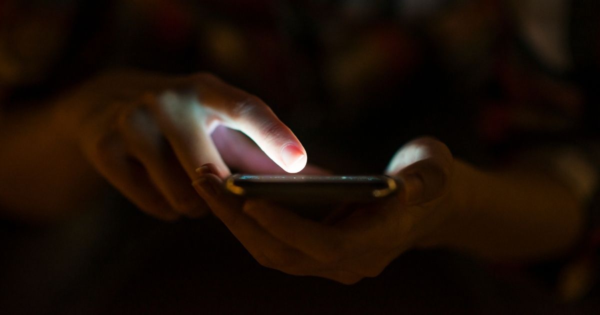 Celular antes dos 13 anos pode dobrar risco de problemas mentais, alerta estudo