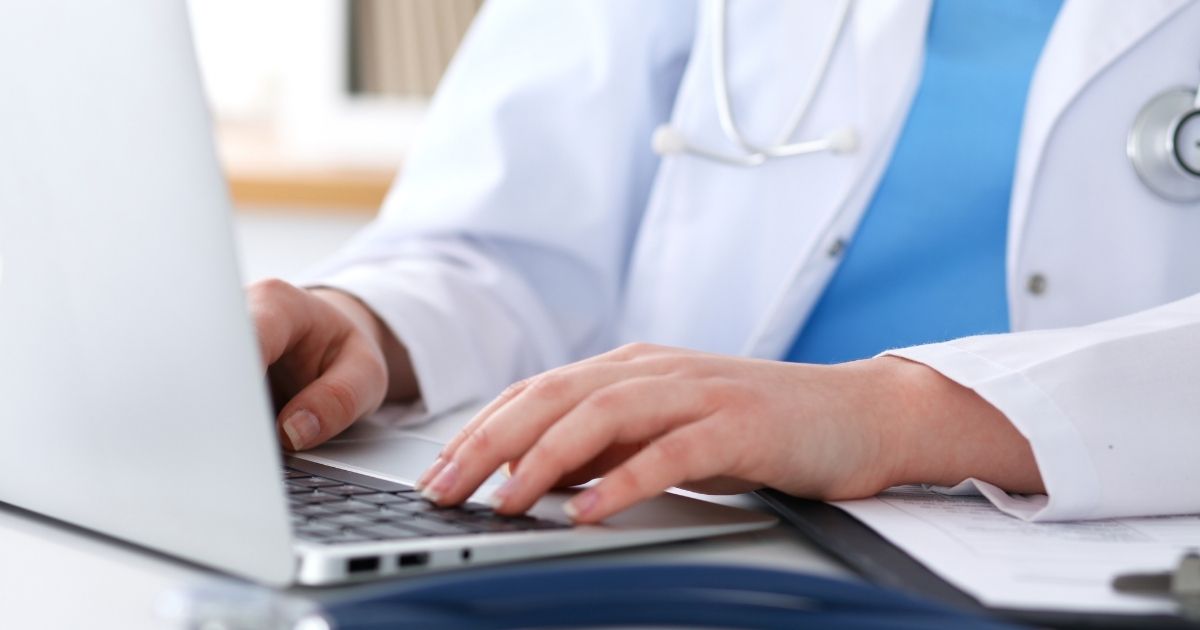 Microsoft desenvolve IA médica quatro vezes mais precisa que humanos