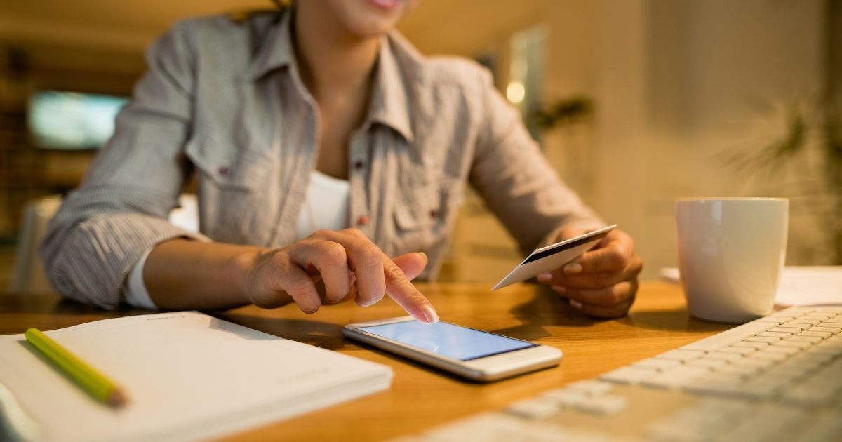 Dobra número de brasileiros das classes A e B que usam apenas bancos digitais