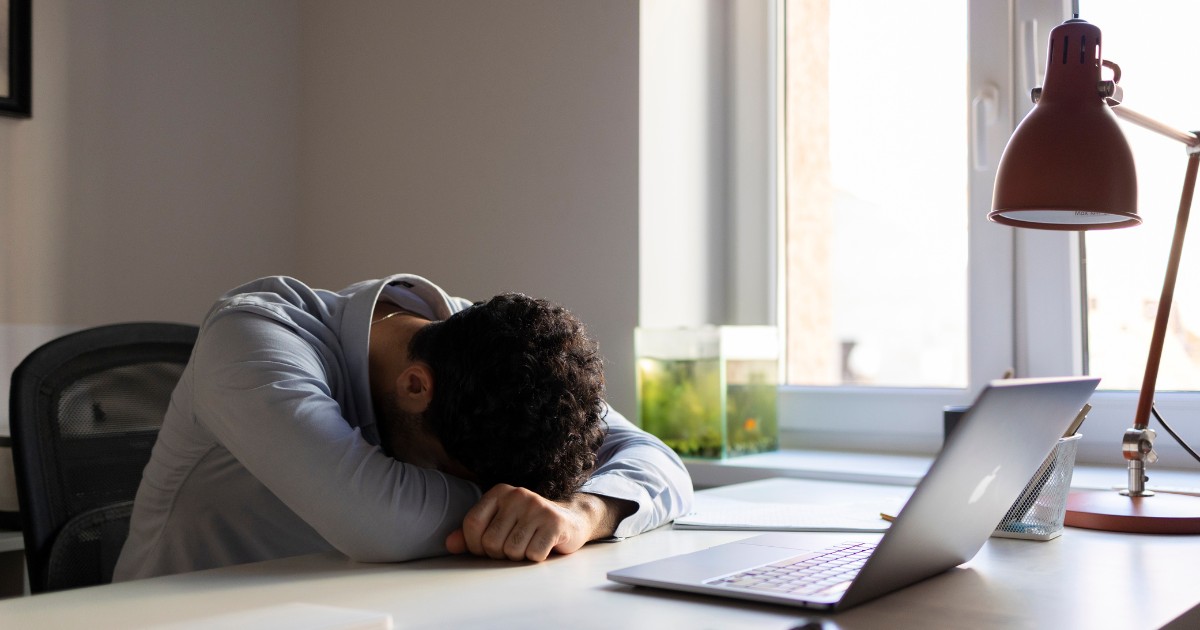 Banida na China, escala de trabalho 996 ressurge dentre startups nos EUA
