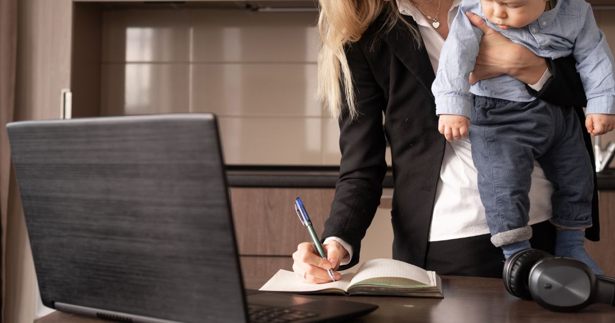 Grávidas e mães pejotizadas relatam demissões e desamparo sem contrato CLT