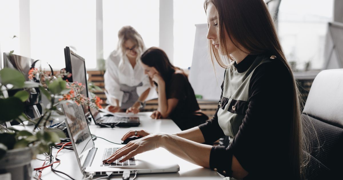 Mulheres conquistam mais espaço na TI, trazendo inovação e competitividade