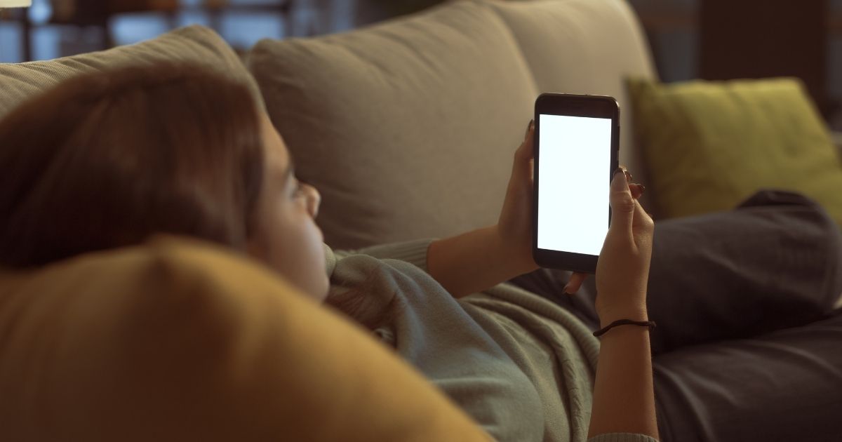 O que acontece quando crianças ganham celular muito cedo?