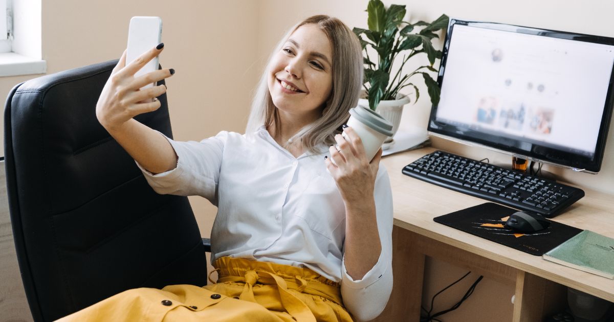Influencers CLT: postagens sobre rotina profissional exige cuidados