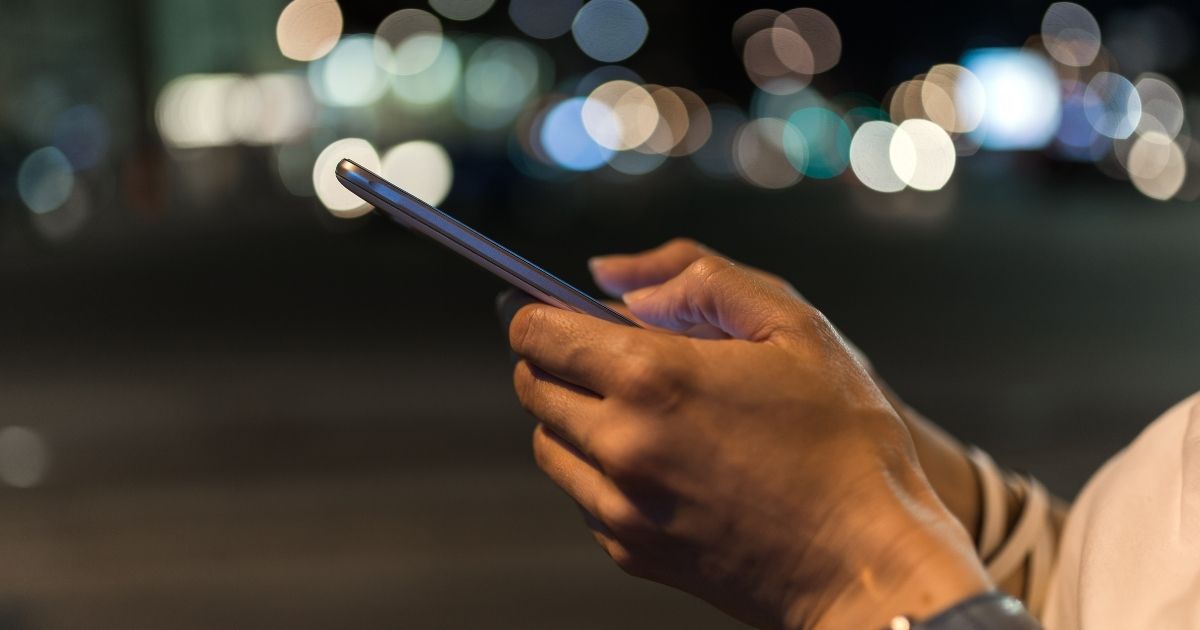 8 atitudes comuns que colocam sua privacidade no celular em perigo