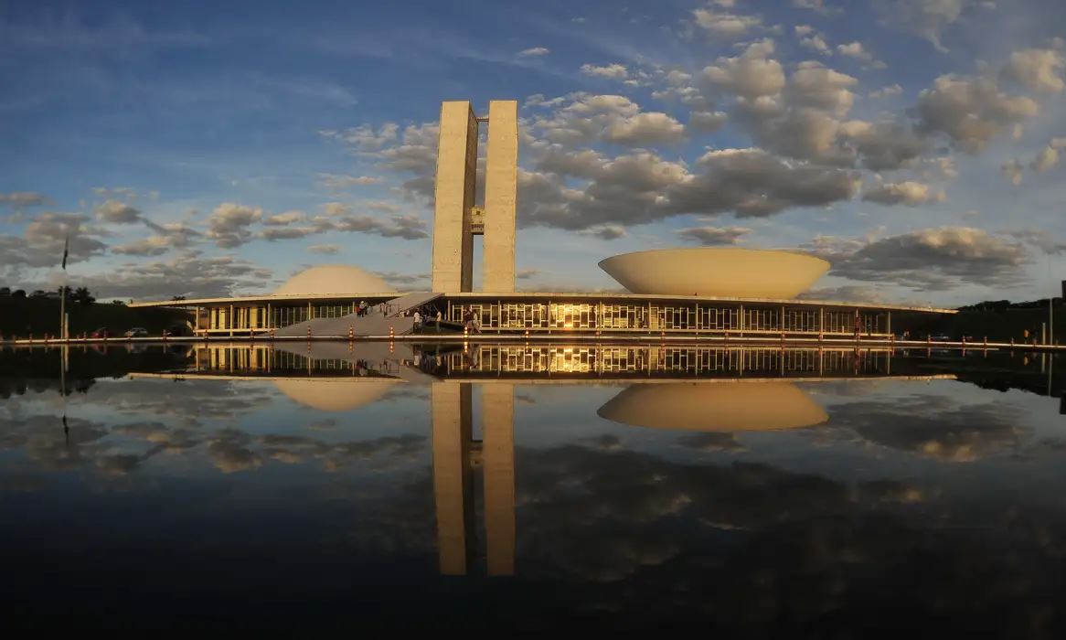 Congresso recebe projeto de regulação de gigantes da tecnologia