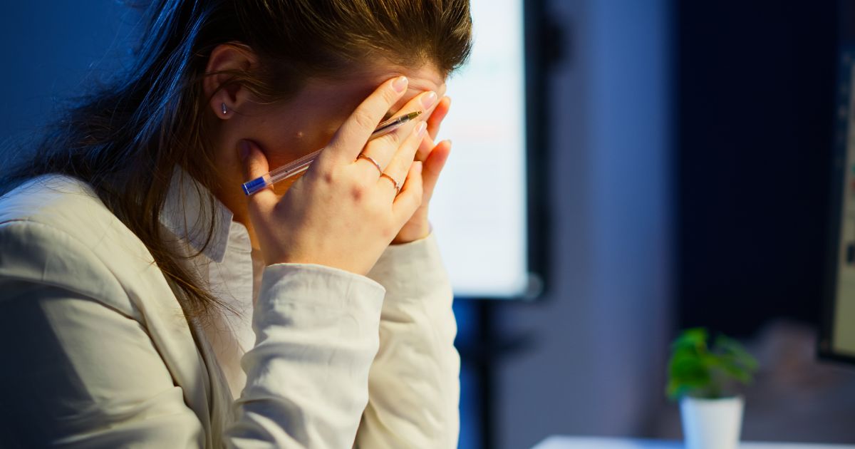 Chorar no trabalho é comum, mas pode ter consequências negativas; veja dicas