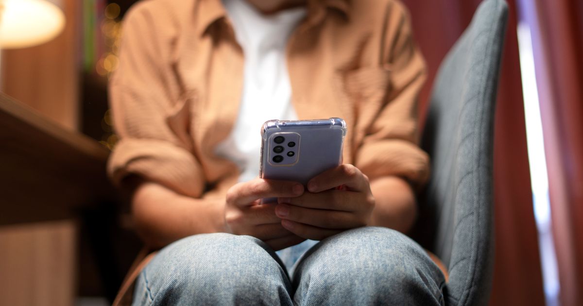 Criador da web defende banimento de algoritmos viciantes em redes sociais