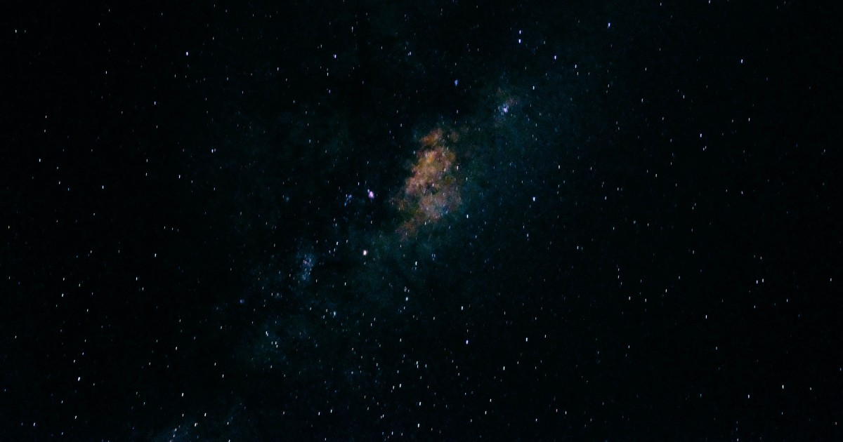 Astrônomos descobrem halo invisível de matéria escura em Cruz de Einstein