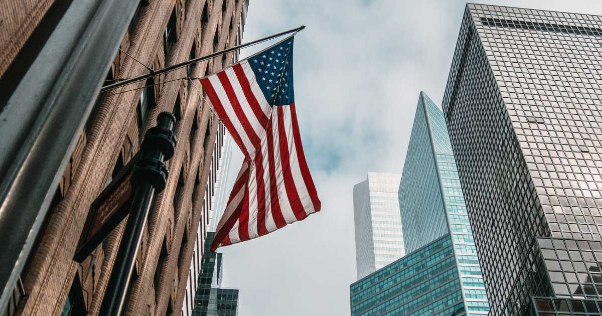 EUA impõe taxa de US$ 100 mil para vistos de trabalho; saiba