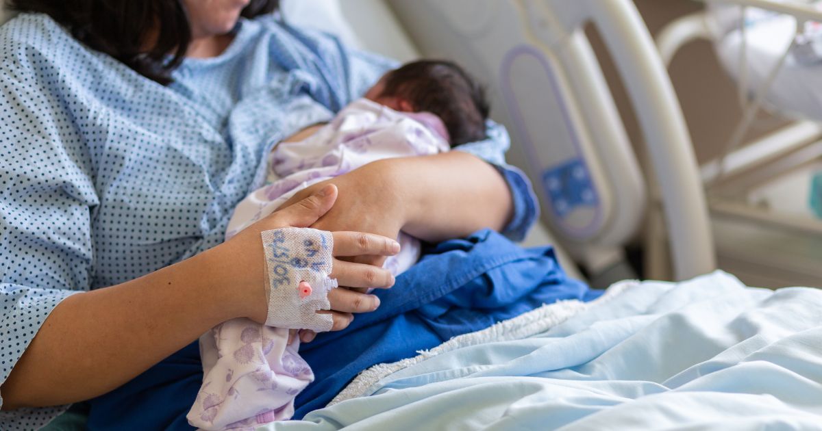 Nova lei garante extensão da licença-maternidade em casos de hospitalização