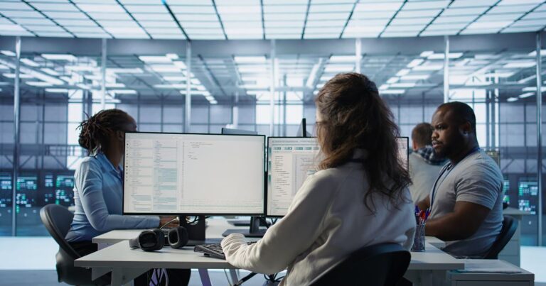 Empresas de TI apostam em times híbridos para atrair profissionais qualificados