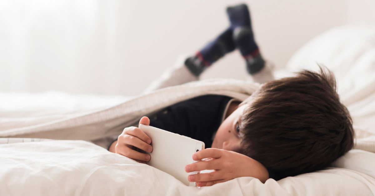 Limitar uso do celular à noite ajuda jovens a dormir melhor e ter mais foco