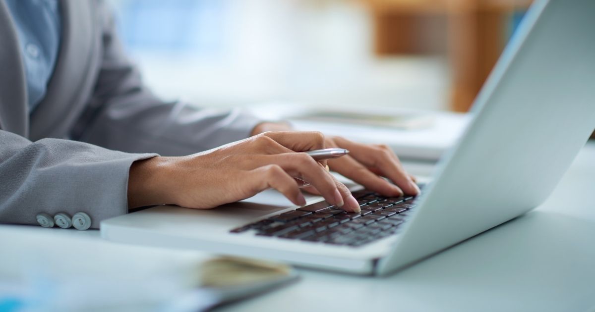 ‘Vibe coding’ é eleita a palavra de 2025 pelo dicionário Collins