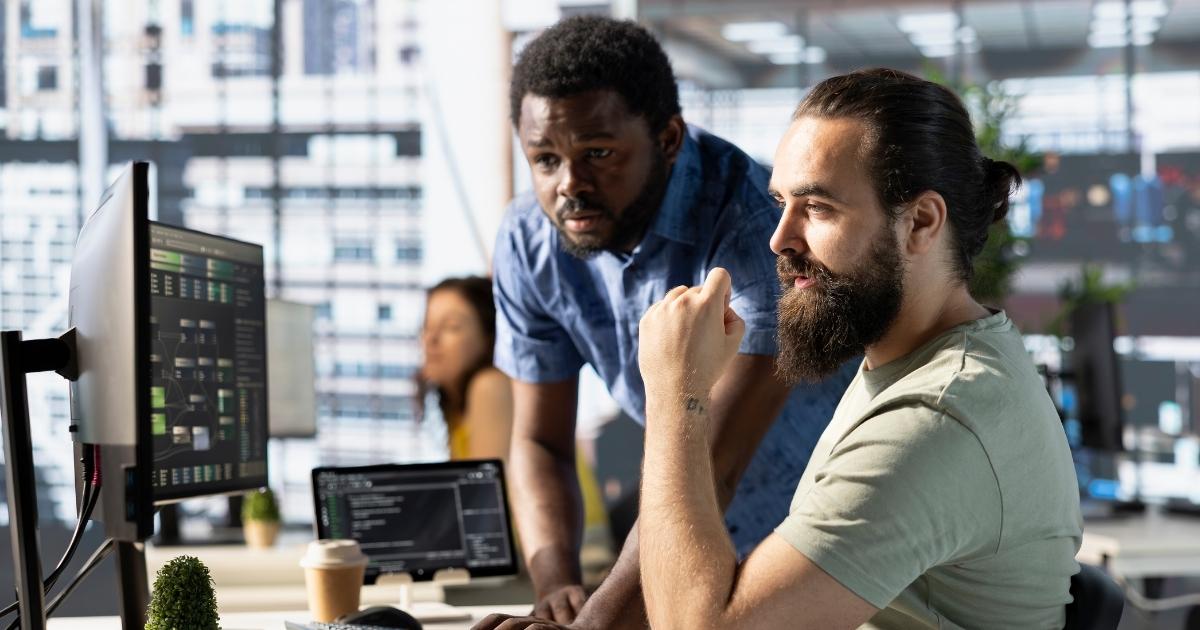 Guia projeta salários em alta e áreas com mais vagas em TI em 2026