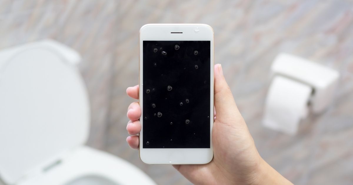 Hábito de levar o celular ao banheiro eleva chances de hemorroidas