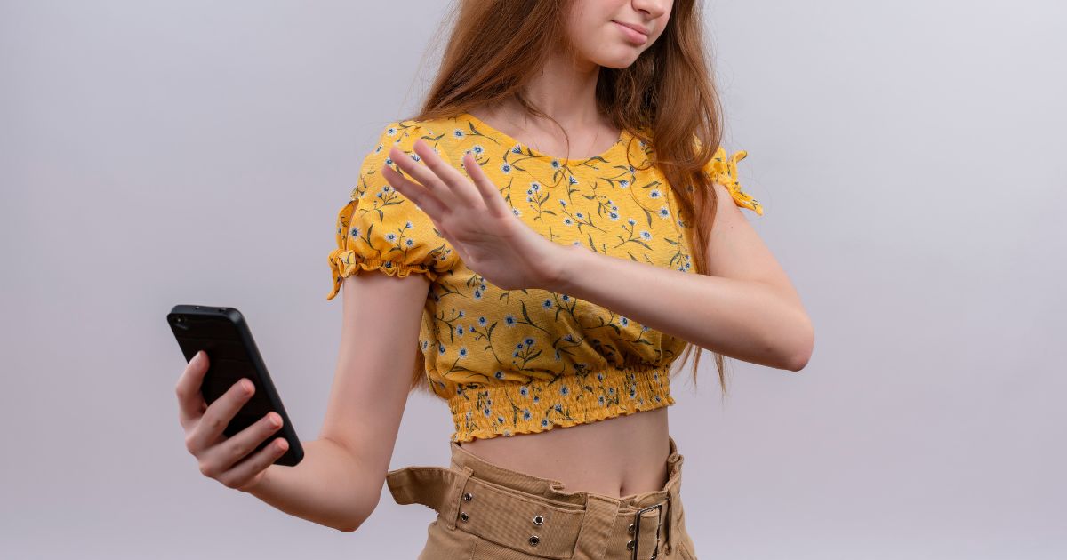 União Europeia aprova restrição de redes sociais para menores de 16 anos