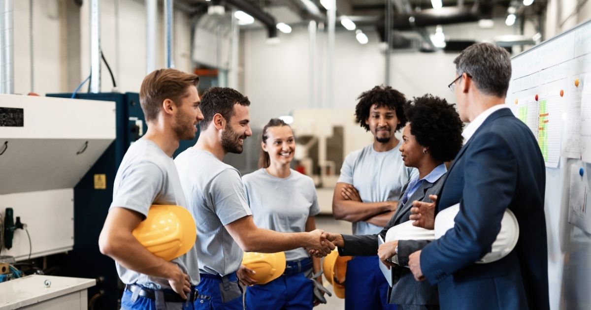 Empresas apostam em benefícios e abandonam 6x1 para atrair candidatos a vagas