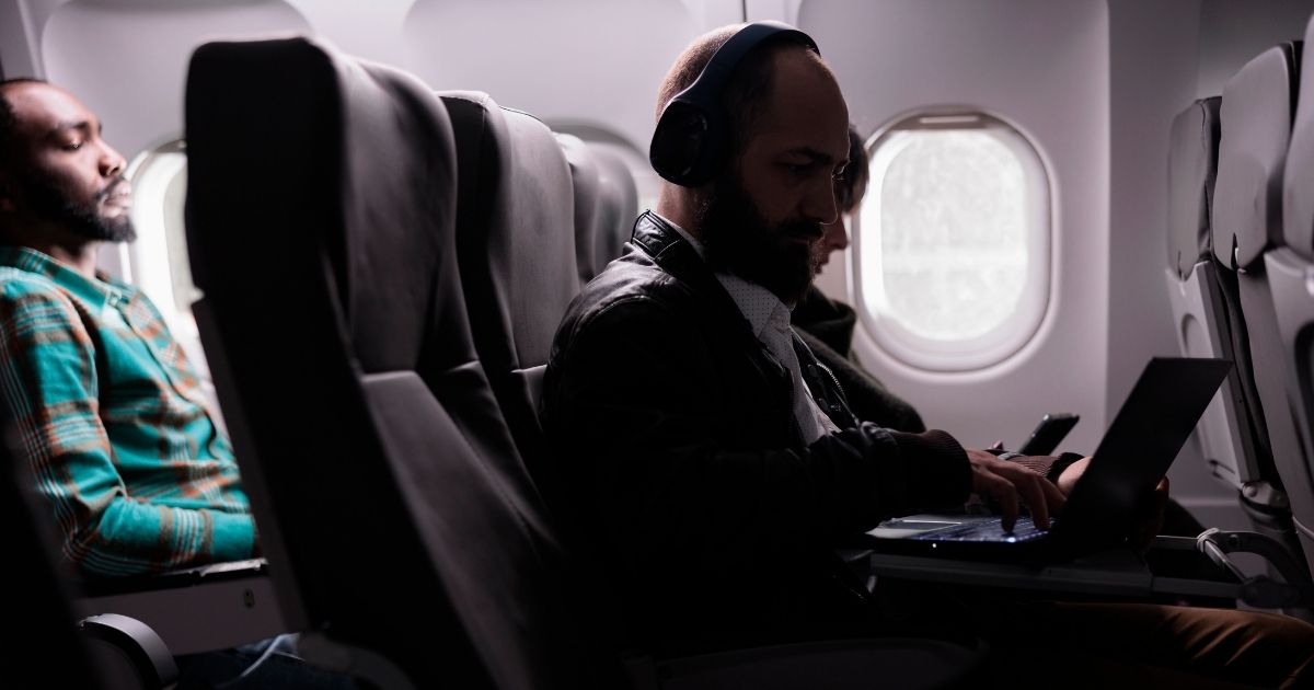 Golpista cria rede Wi-Fi falsa em voo e acaba condenado a prisão