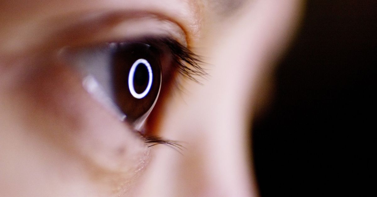 Paciente recupera visão após implante de córnea feita com impressora 3D