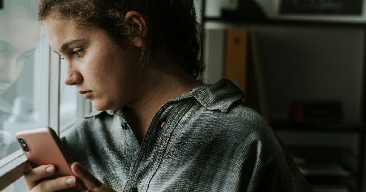 Acesso precoce ao smartphone afeta sono e aumenta risco de depressão e obesidade