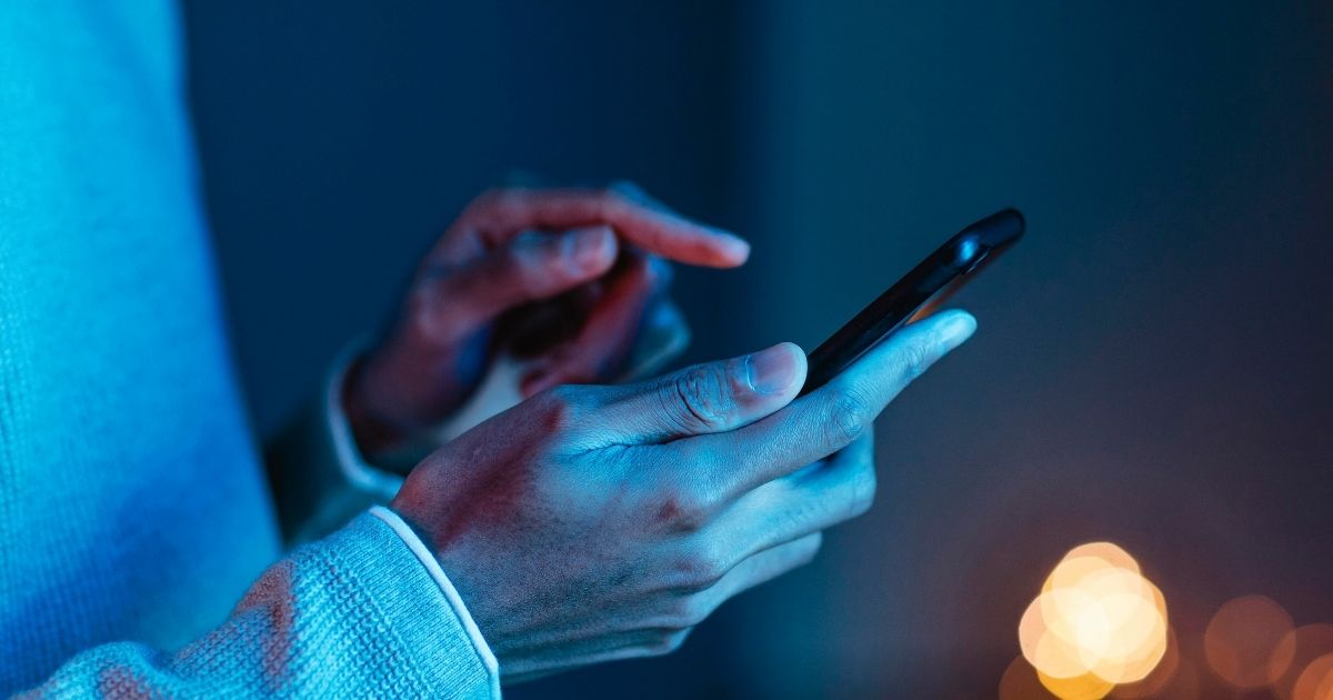 Países apertam o cerco ao uso de redes sociais por crianças e adolescentes