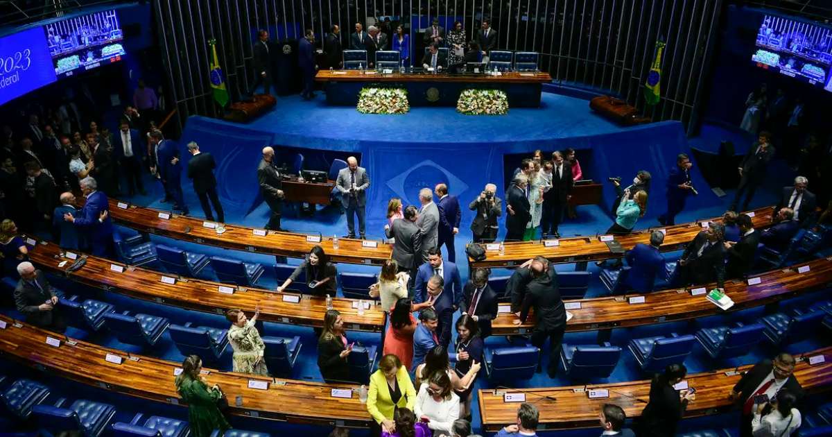 Comissão do Senado aprova fim da escala 6x1 e redução da jornada de trabalho
