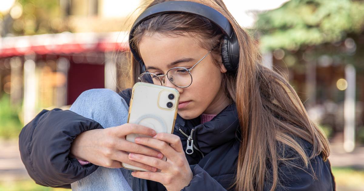 Adolescentes estão seguem quase sempre online e ampliam uso de IA, mostra pesquisa