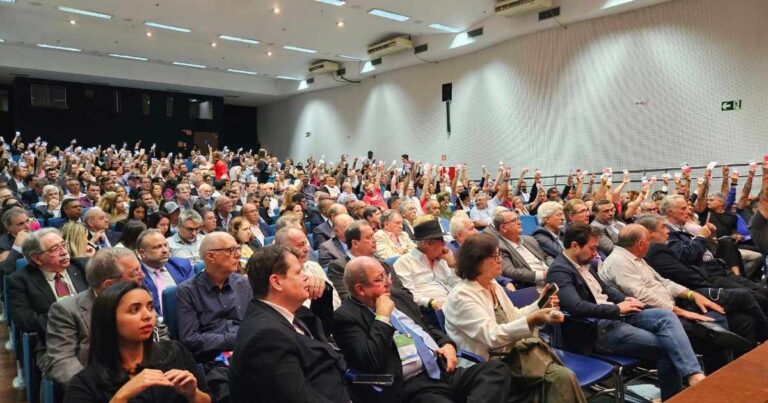 Ministro do Trabalho alerta para necessidade urgente de adaptação às transformações tecnológicas; Fenati marcou presença no evento