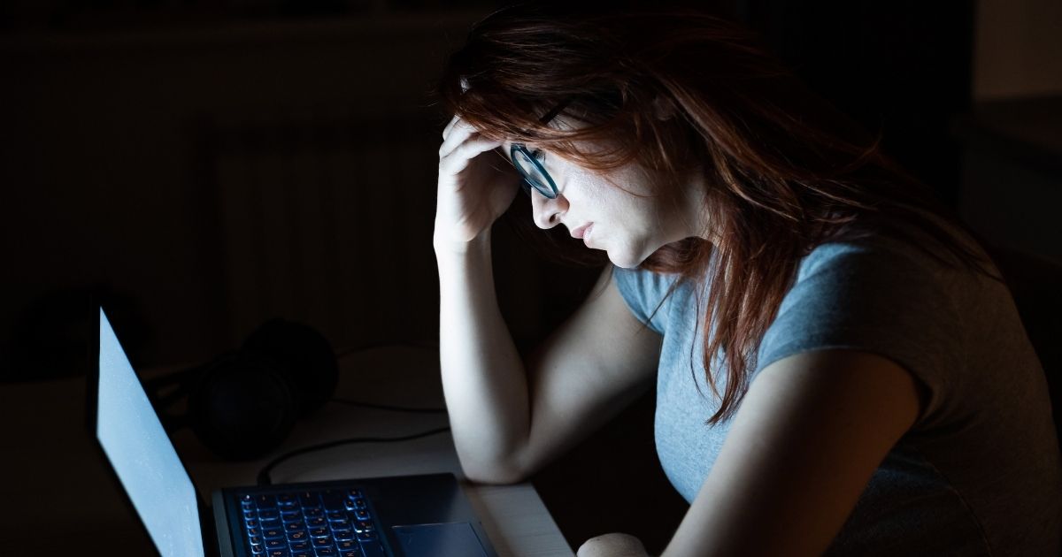 Vítima de montagens com IA relata impacto psicológico e denuncia crime