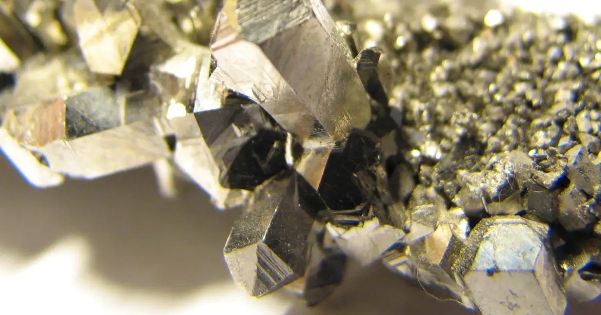 Pesquisadores da USP desenvolvem bateria recarregável de nióbio comparável a modelos comerciais