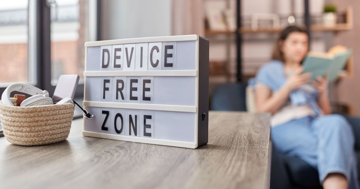 Saturadas pela conectividade, jovens redescobrem hobbies offline e vida analógica