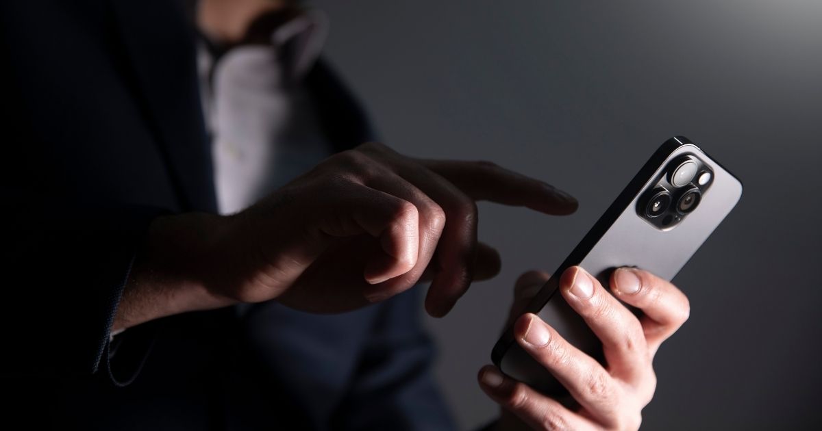 Golpes digitais por acesso remoto crescem 409%, com foco em celulares