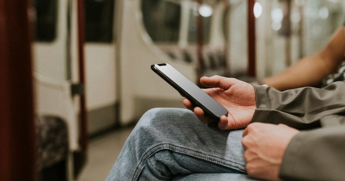 Estudo aponta que 56% já olharam a tela de estranhos em locais públicos