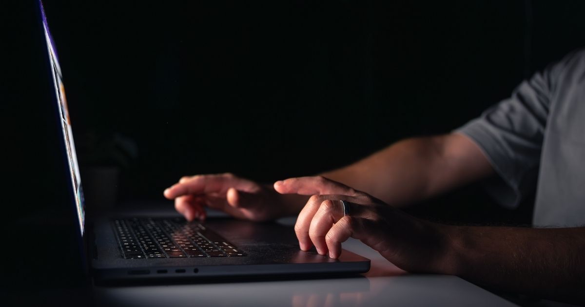 Brasil teve 374 milhões de anúncios fraudulentos barrados pelo Google em 2025