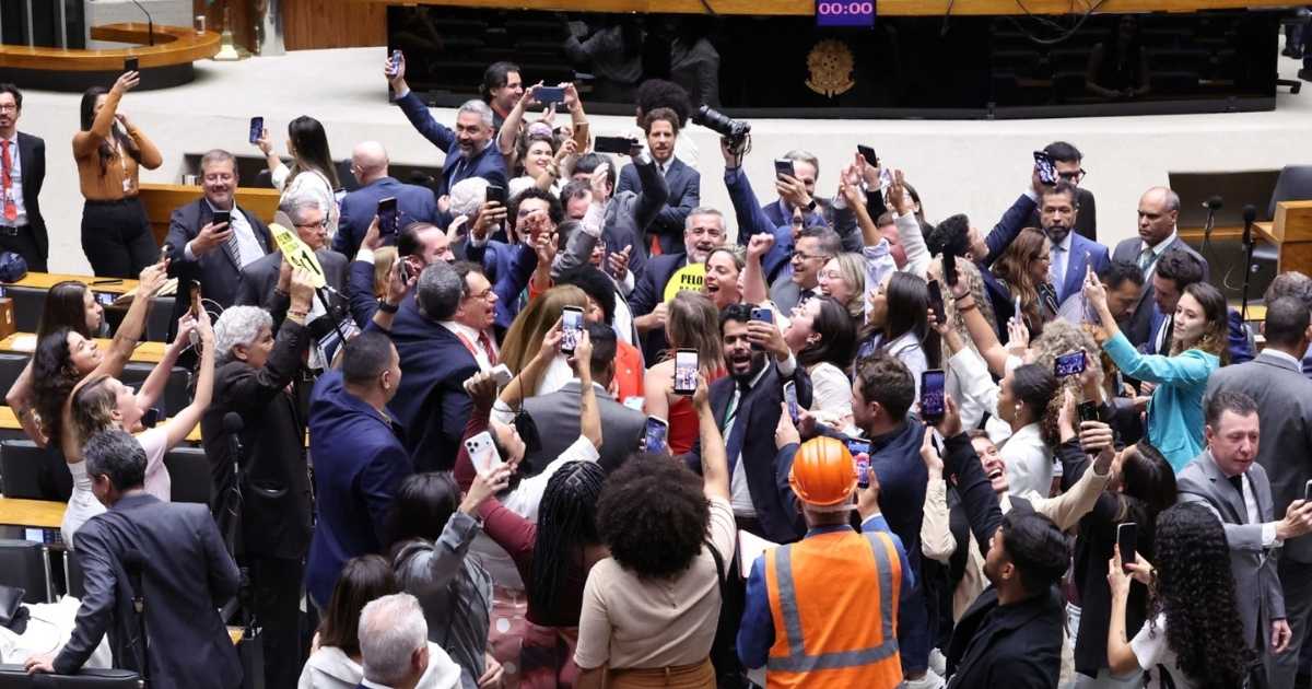 Deputados aprovam fim da escala 6x1 e redução da jornada