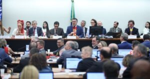 Comissão da Câmara aprova fim da escala 6x1 e redução da jornada