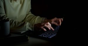 Período de férias favorece avanço de golpes financeiros e fraudes online