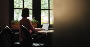 Estudo revela desaceleração do emprego entre mulheres jovens e descarta IA como causa