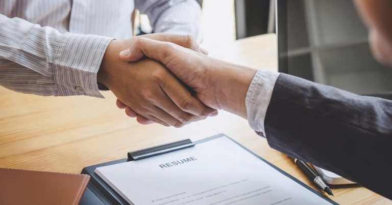trocar-de-emprego-ou-ficar-anos-na-mesma-empresa