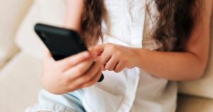 Plataformas digitais enfrentam mais de 3 mil processos por danos a crianças e adolescentes