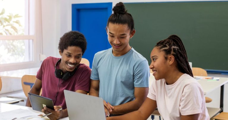 Quase 80% dos estudantes brasileiros já usam IA, aponta pesquisa